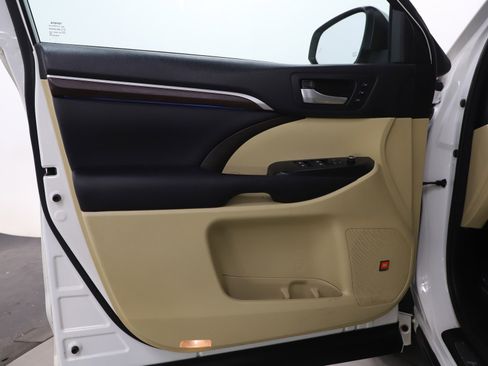 Used 2016 Toyota Highlander Limited image 20