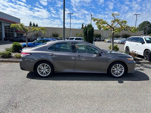Used 2019 Toyota Camry XLE FWD image 6