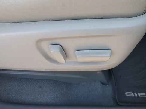 Used 2019 Toyota Sienna L image 9