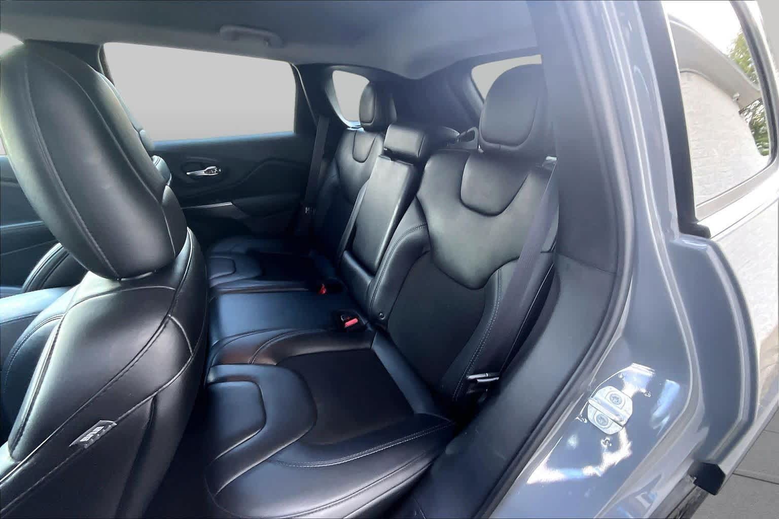 Used 2019 Jeep Cherokee Latitude Plus AWD/4WD image 20