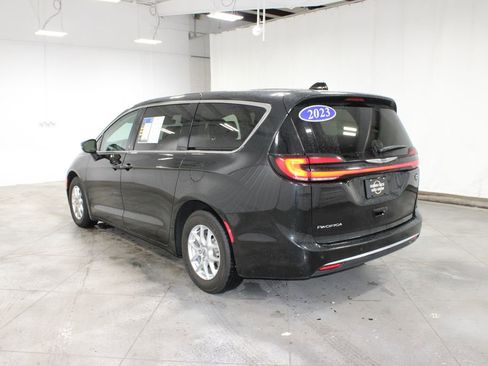 Used 2023 Chrysler Pacifica Touring-L FWD image 7