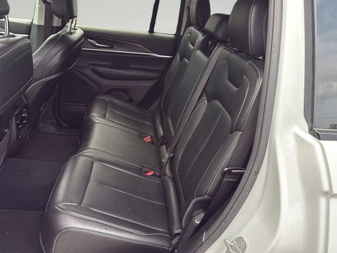 Used 2023 Jeep Grand Cherokee Limited AWD/4WD image 32