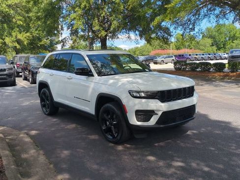 Used 2022 Jeep Grand Cherokee Altitude AWD/4WD image 7