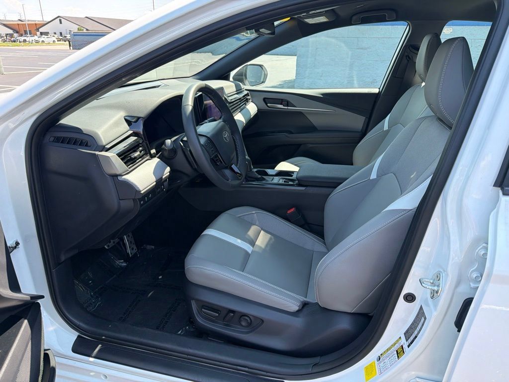 Used 2025 Toyota Camry SE w/ Convenience Package FWD image 16