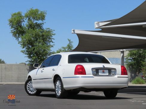 Used 2003 Lincoln Town Car Executive image 2