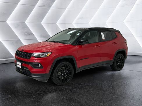 Used 2023 Jeep Compass Altitude image 3