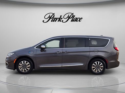 Used 2022 Chrysler Pacifica Limited image 2