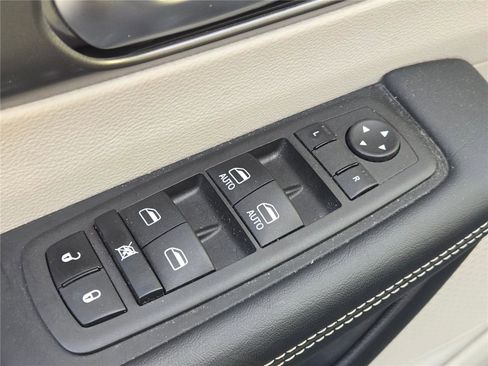 Used 2023 Chrysler Pacifica Touring-L image 21