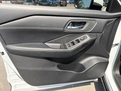 Used 2024 Nissan Rogue SV w/ SV Premium Package AWD/4WD image 17
