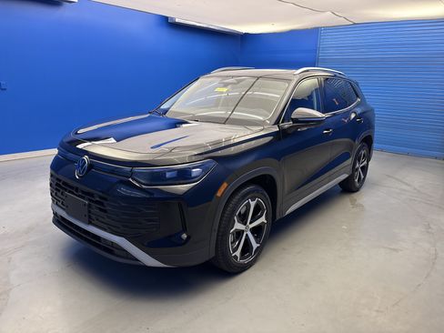 Certified 2025 Volkswagen Tiguan SE w/ Panoramic Sunroof Package AWD/4WD image 4