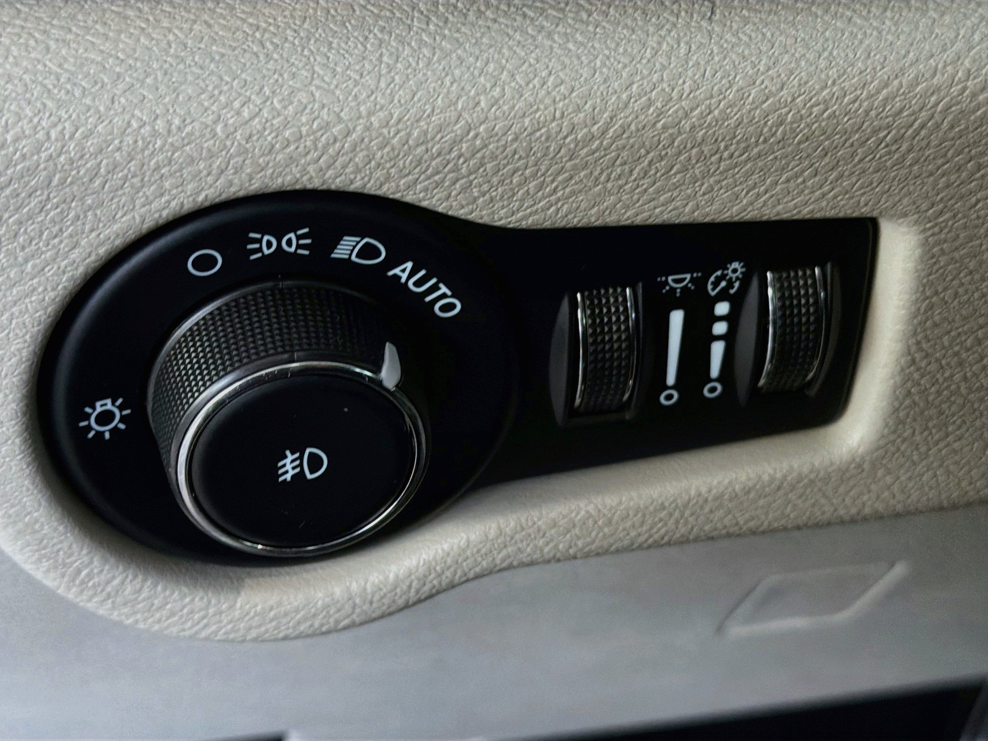 Used 2023 Chrysler Pacifica Touring-L FWD image 17