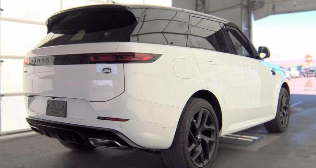 Used 2023 Land Rover Range Rover Sport SE Dynamic AWD/4WD image 2
