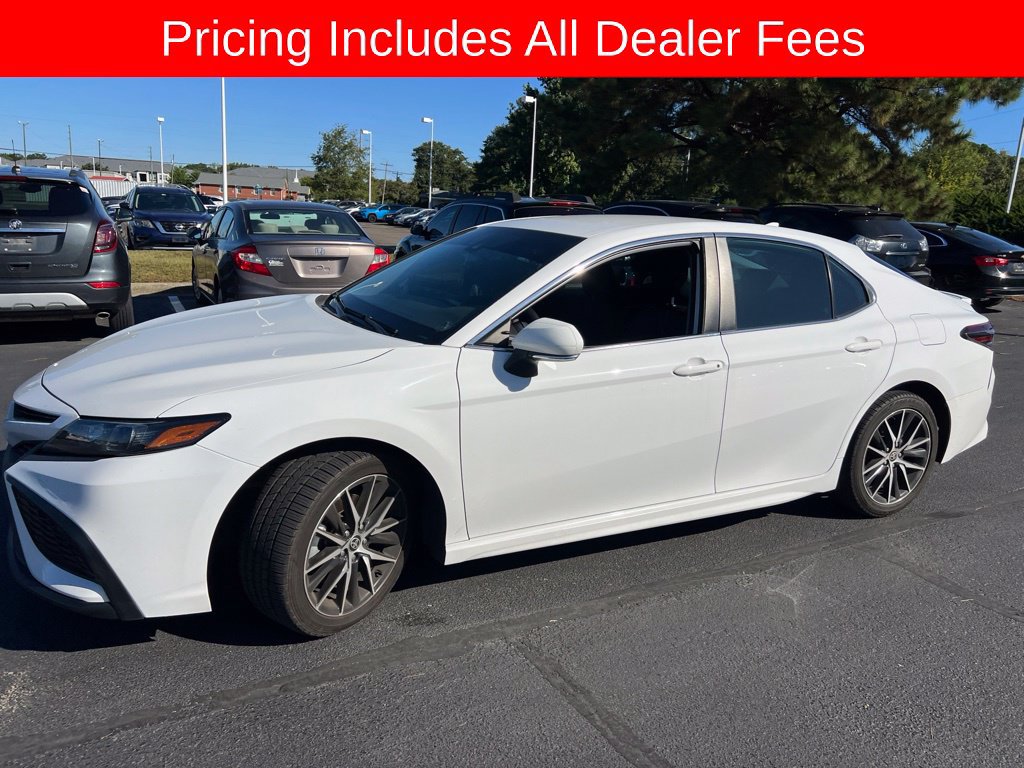 Used 2022 Toyota Camry SE FWD image 1