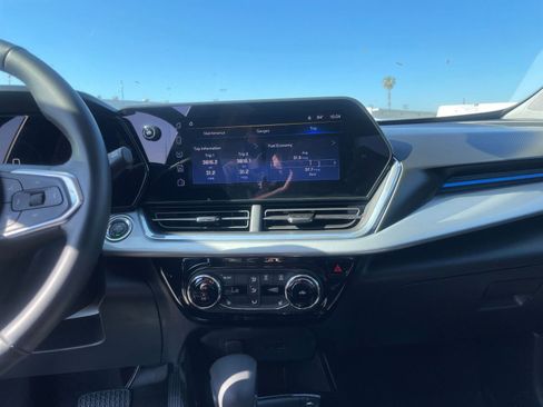 Used 2025 Chevrolet Trax LT w/ LT Convenience Package FWD image 17