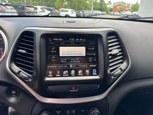 Used 2018 Jeep Cherokee Latitude Plus w/ Cold Weather Group AWD/4WD image 16
