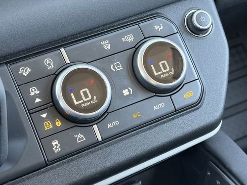 Used 2020 Land Rover Defender 110 SE image 17