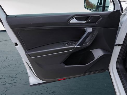 Used 2020 Volkswagen Tiguan SE w/ Panoramic Sunroof Package image 26