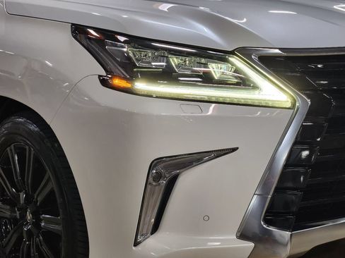 Used 2021 Lexus LX 570 4WD w/ Luxury Package image 13