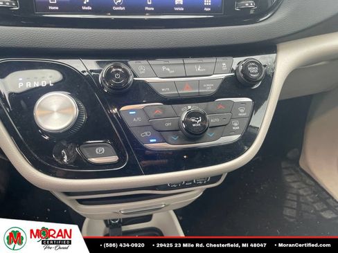 Used 2024 Chrysler Pacifica Touring-L FWD image 11