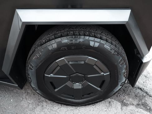 Used 2024 Tesla Cybertruck AWD Crew Cab image 9