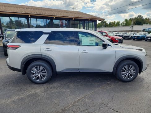 New 2025 Nissan Pathfinder S image 9