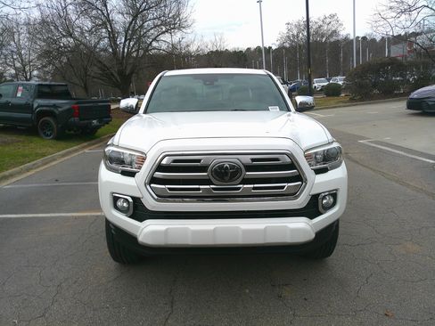 Used 2018 Toyota Tacoma Limited image 3