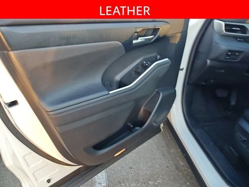 Used 2023 Toyota Highlander XLE FWD image 5