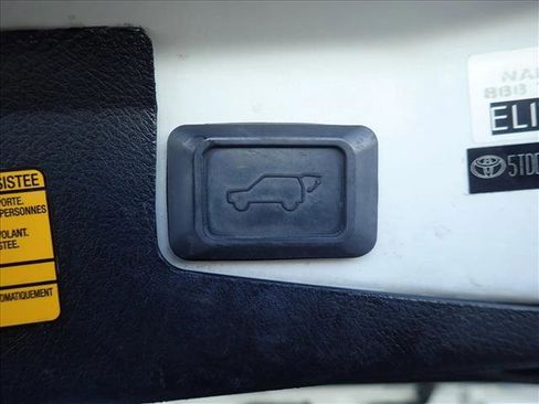 Used 2012 Toyota Highlander Limited w/ Tow Pkg image 9