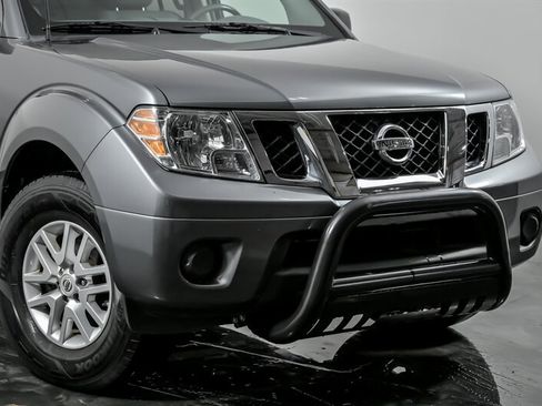 Used 2019 Nissan Frontier SV image 2