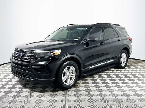 Used 2022 Ford Explorer XLT image 3