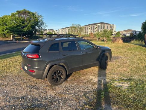 Used 2017 Jeep Cherokee Trailhawk w/ Cold Weather Group AWD/4WD image 3