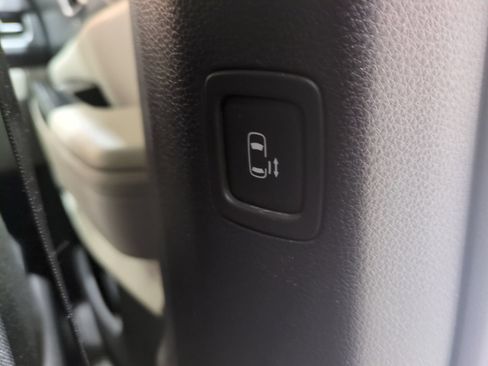 Used 2024 Kia Carnival LX FWD image 12