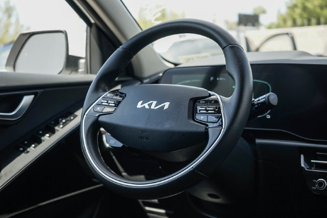 Certified 2025 Kia Niro EX FWD image 16