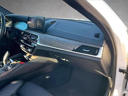 Used 2023 BMW 540i w/ Premium Package image 13