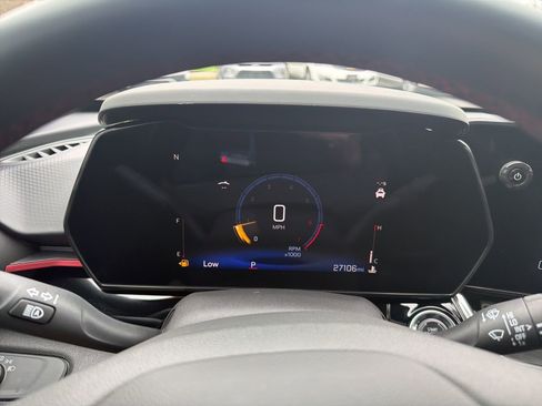 Used 2025 Chevrolet Trax RS w/ Sunroof Package image 12