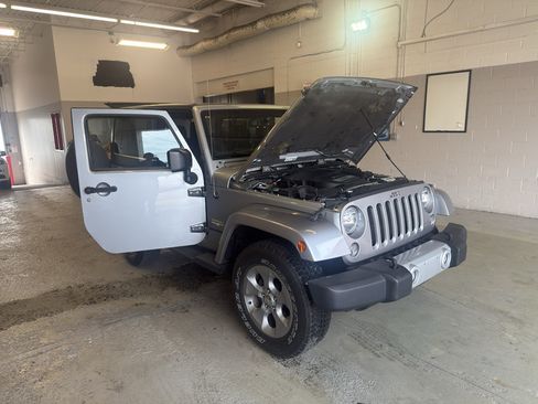 Used 2015 Jeep Wrangler Sahara w/ Connectivity Group AWD/4WD image 9