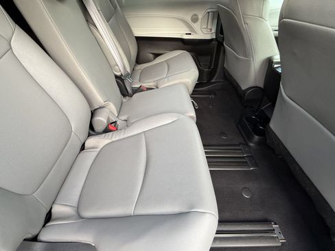 Used 2025 Toyota Sienna XLE FWD image 33