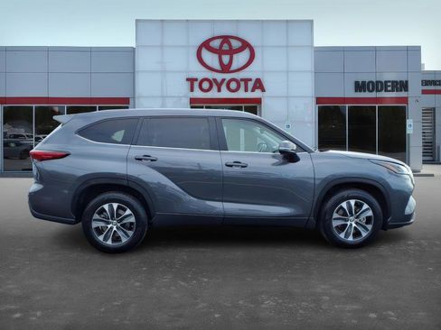 Certified 2023 Toyota Highlander L image 4