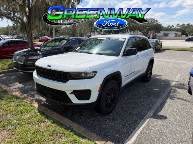 Used 2025 Jeep Grand Cherokee Altitude AWD/4WD image 1