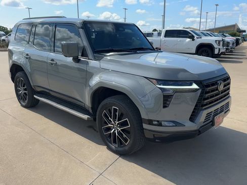 Used 2024 Lexus GX 550 w/ Accessory Package (Z1) AWD/4WD image 3