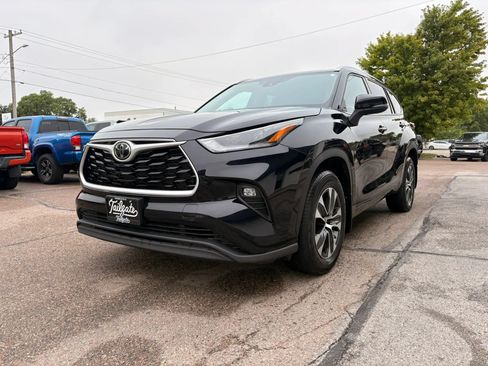 Used 2021 Toyota Highlander XLE AWD/4WD image 4