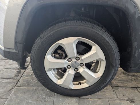 Used 2019 Jeep Compass Latitude image 9