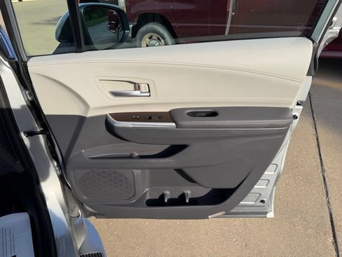 Used 2023 Toyota Sienna XLE w/ XLE Plus Package FWD image 31