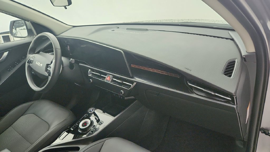 Used 2024 Kia Niro EX w/ EX Cold Weather Package FWD image 28