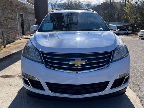 Used 2016 Chevrolet Traverse LT w/ Style and Technology Package FWD image 3