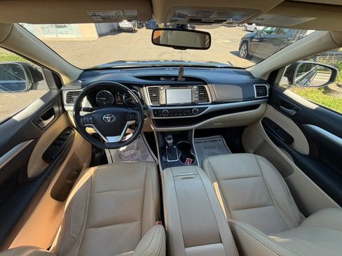 Used 2015 Toyota Highlander XLE FWD image 25