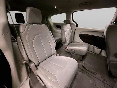 Used 2017 Chrysler Pacifica Touring FWD image 26