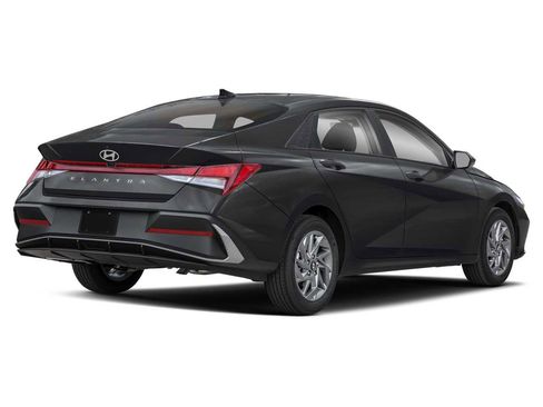Used 2024 Hyundai Elantra SEL w/ Convenience Package FWD image 2
