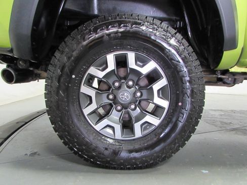 Used 2023 Toyota Tacoma TRD Off-Road w/ Black Out Package (TMS) AWD/4WD image 9