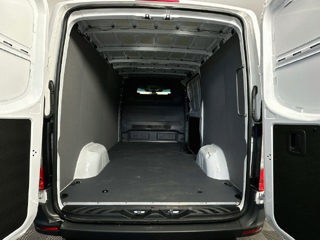 Used 2025 Mercedes-Benz Sprinter 2500 image 3